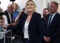 MARINE Le Pen membuang undi di sebuah pusat mengundi di Henin Beaumount, pada Ahad.- AGENSI