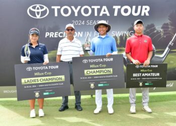(Dari kiri) Juara wanita Geraldine Wong, Pengurus Besar Persatuan Profesional Golf Malaysia (PGM), Nik Mustapha Nik Mohamed, juara lelaki Nasrullah dan pemain terbaik amatur, Isaac To bergambar secara berkumpulan selepas selesai majlis penyampaian hadiah di Piala Hilux di Sabah Golf & Country Club, hari ini.