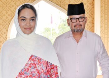 HARITH Iskander dan Dr. Jezamine Lim ketika hadir di Mahkamah Tinggi Syariah Wilayah Persekutuan Kuala Lumpur, semalam. 
– UTUSAN/SYAKIR RADIN