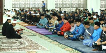MAJLIS Bacaan Yasin dan Tahlil sempena Sambutan Hari Pahlawan Negeri Perak di Masjid Sultan Idris Shah II, Ipoh hari ini. - UTUSAN/MUHAMAD NAZREEN SYAH MUSTHAFA