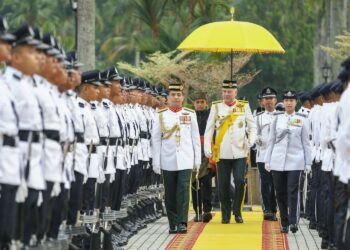 SULTAN Nazrin Muizzuddin Shah memeriksa kawalan kehormat utama pada majlis sambutan Hari Pahlawan 2024 peringkat negeri Perak di Dataran Bangunan Perak Darul Ridzuan, Ipoh. - UTUSAN/MUHAMAD NAZREEN SYAH MUSTHAFA