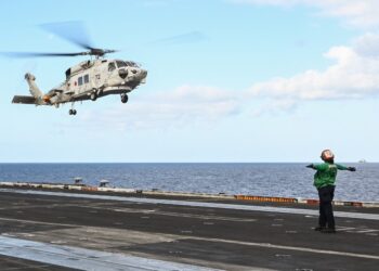 SEBUAH helikopter SH-60K Tentera Pertahanan Maritim Jepun mendarat di dek kapal pengangkut pesawat USS Carl Vinson semasa latihan maritim tiga hari antara Amerika Syarikat dan Jepun di Laut Filipina, pada 31 Januari 2024.- AFP