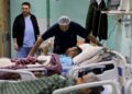 PAKAR bedah plastik, Dr Ahmed El Mokhallalati memeriksa seorang pesakit yang cedera dalam serangan Israel di Hospital Eropah, di Khan Younis.- AGENS