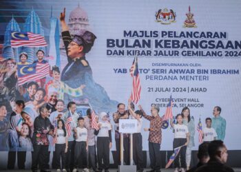 ANWAR Ibrahim ketika pelancatan Bulan Kebangsaan di Cyberjaya. - UTUSAN/FAIZ ALIF ZUBIR