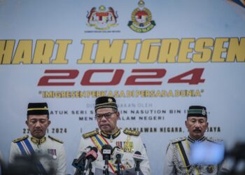 SAIFUDDIN Nasution Ismail dalam sidang akhbar selepas menyempurnakan Majlis Perbarisan Hari Imigresen 2024 di Dataran Pahlawan Negara, Putrajaya. - UTUSAN/FAIZ ALIF ZUBIR