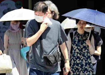 ORANG ramai menggunakan payung ketika suhu panas meningkat di Shibuya Ward, Tokyo.- AGENSI