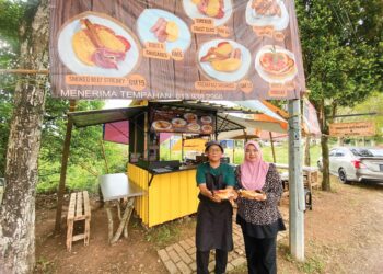 SYED Jamidin Syed Husin dan Suhini Saidin menampilkan kelainan dengan menjual sarapan ala Inggeris atau English Breakfast di warung mereka yang terletak di taman perumahan Sungai Karang Damai, Kuantan.