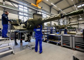 KERJA-kerja pemasangan alatan persenjataan di bahagian pengeluaran tapak kilang senjata di Unterluess, Jerman.- AFP