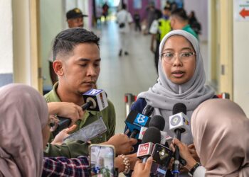 Ahli keluarga dipercayai waris kepada Nur Farah Kartini Abdullah, Syeril Norsyuhada (kanan) dan Farizza Azmi Abdullah (kiri) ketika ditemui pemberita semasa hadir untuk pengecaman mangsa di Jabatan Forensik Hospital Sungai Buloh di sini semalam. - UTUSAN/SYAKIR RADIN