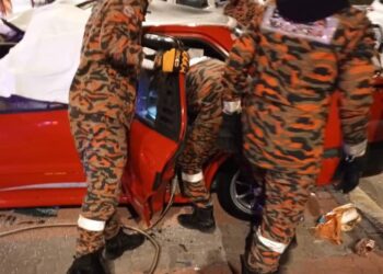 ANGGOTA bomba mengeluarkan dua mangsa yang maut dalam kemalangan jalan raya di Kilometer 350 Jalan Kuala Lumpur-Kota Bharu berdekatan Lampu Isyarat Batu 3,  Jalan Lipis, Raub, malam tadi.- IHSAN JBPM PAHANG