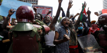 POLIS Kenya mengawal kumpulan penunjuk perasaan yang berhimpun menentang cadangan pengenalan cukai baharu di Nairobi.- AGENSI