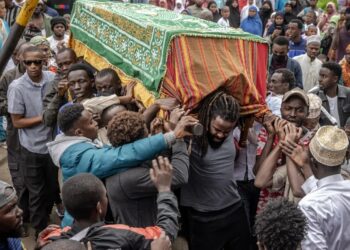 RATUSAN orang menghadiri upacara pengebumian salah seorang penunjuk perasaan, Ibrahim Kamau, 19, yang terbunuh dalam protes di Parlimen Kenya.- AFP