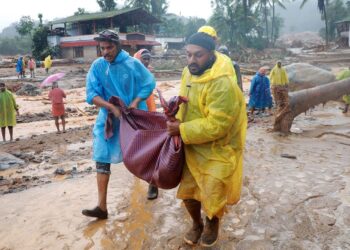 PASUKAN penyelamat membawa mayat tanah runtuh di Wayanad, di negeri selatan Kerala India, semalam.- AGENSI