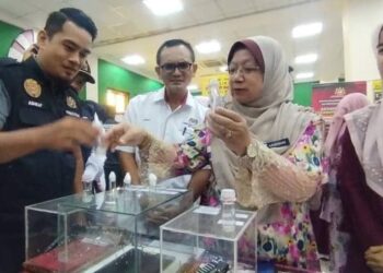 DR. KASEMANI Embong melakukan lawatan di gerai pameran pada Majlis Sambutan Hari Malaria Sedunia Peringkat Negeri Terengganu di Jertih, Besut, hari ini. - UTUSAN/WAN ZURATIKAH IFFAH WAN ZULKIFLI