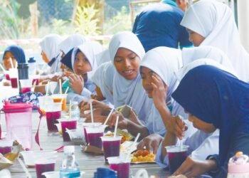 GAYA pemakanan sihat sewajarnya didik sejak kecil  namun apa yang menyedihkan mereka telah didedahkan dengan makanan tidak sihat dari rumah hingga ke sekolah. GAMBAR HIASAN