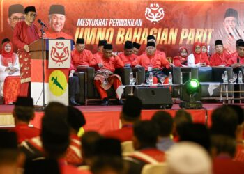 MOHAMED Khaled Nordin berucap pada Mesyuarat UMNO Bahagian Parit di Seri Iskandar hari ini. - UTUSAN/MUHAMAD NAZREEN SYAH MUSTHAFA