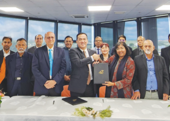 CHAI Kee Kan (enam dari kiri) bertukar dokumen MoU dengan Mauritius Planters Agricultural Cooperative Society dalam lawatan delegasi Malaysia untuk meneroka potensi perniagaan di Mauritius baru-baru ini.