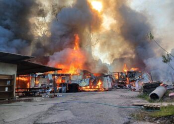 Sebanyak 56 unit kontena yang dijadikan sebagai rumah kongsi di Wangsa Maju, di sini, musnah terbakar hari ini.