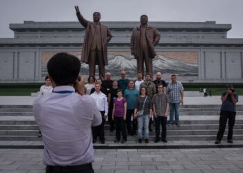 SEKUMPULAN pelancong bergambar di hadapan patung pemimpin Korea Utara, Kim Il Sung dan Kim Jong-Il di Bukit Mansu, Pyongyang.- AFP