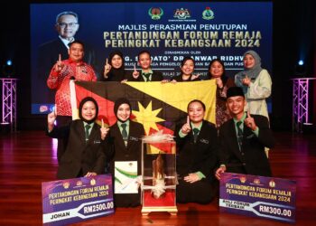 JOHAN pertandingan Forum Remaja Peringkat Kebangsaan 2024, SMK Baru Bintulu Sarawak menerima wang tunai RM 2,500 dan piala pusingan pada Majlis Perasmian Penutupan Pertandingan Forum Remaja Peringkat Kebangsaan 2024 di Kuala Lumpur, baru-baru ini. – utusan/AFIQ RAZALI
