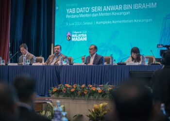 ANWAR Ibrahim berucap pada Majlis Libat Urus Belanjawan 2025 di Kementerian Kewangan di Putrajaya. - UTUSAN/FAIZ ALIF ZUBIR