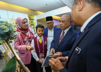 SAARANI Mohamad berbual dengan murid Sekolah kebangsaan Sultan Idris II, Kuala Kangsar, Muhammad Sufi Sufian, 11,  yang memiliki bakat melukis pada Persidangan Pemikiran dan Tamadun Islam Sedunia (WCIT) 2024 di Ipoh. - UTUSAN/MUHAMAD NAZREEN SYAH MUSTHAFA