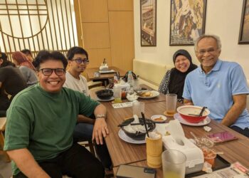 AHMAD HAMIDY (depan baju hijau) ketika makan bersama ahli keluarganya di sebuah restoran di Kuala Lumpur.