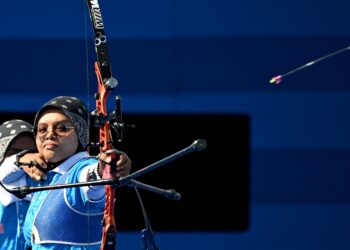 AKSI pemanah negara, Nurul Azreena Mohamad Fazil ketika menentang Indonesia bagi acara berpasukan recurve di Sukan Olimpik Paris 2024. - AFP