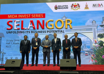 TENGKU Zafrul Abdul Aziz (tengah) dan Menteri Besar Selangor, Datuk Seri Amirudin Shari (tiga dari kiri)  pada MIDA Invest Series Selangor: ‘Unfolding its business Potential’ di Pusat Konvensyen Kuala Lumpur, di sini hari ini.