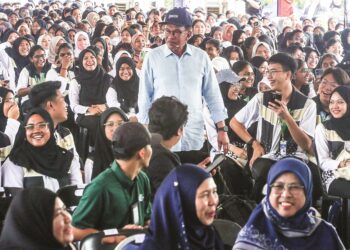 Perdana Menteri, Datuk Seri Anwar Ibrahim pada Program Temu Anwar Bicara Pendidikan Madani 
di Kolej Matrikulasi Pulau Pinang, di Pongsu Seribu, Kepala Batas pada Ogos tahun lalu. – MINGGUAN/IQBAL HAMDAN