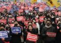 DOKTOR Korea Selatan menyertai perhimpunan menentang dasar perubatan kerajaan di ibu negara, Seoul.- AGENSI