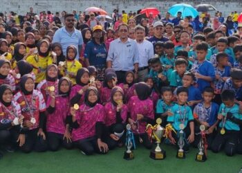 AMINUDDIN Kamisan (berdiri tengah) bersama E. Margret bergambar bersama para pemain hoki selepas majlis penyampaian hadiah Kejohanan Hoki Majlis Sukan Sekolah Negeri Sembilan (MSSNS) 2024 di Seremban.-UTUSAN/NAZARUDIN SHAHARI