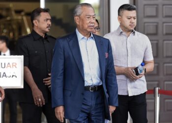 MUHYIDDIN Yassin keluar dari Mahkamah Sesyen Kuala Lumpur selepas permohonan pasportnya dibenarkan. - UTUSAN/M. FIRDAUS M. JOHARI