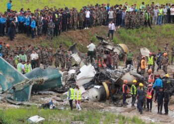 ANGGOTA penyelamat dan tentera berada di lokasi nahas pesawat Saurya Airlines yang terhempas semasa berlepas di Lapangan Terbang Antarabangsa Tribhuvan di Kathmandu, hari ini.- AGENSI