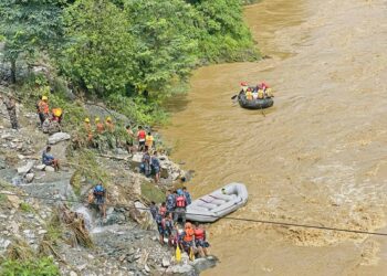 PASUKAN penyelamat mencari mangsa dua bas hanyut di sungai Trishuli, di tapak tanah runtuh di Simaltar.- AFP