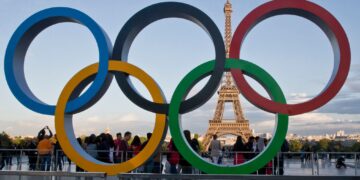 LOGO Olimpik dilihat di hadapan Menara Eiffel sebagai tanda Paris menjadi tuan rumah Sukan Olimpik 2024, yang berlangsung minggu ini.- AGENSI