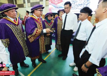 PENGURUSAN tertinggi Universiti Malaysia Terengganu  beramah mesra dengan sekumpulan pelajar baharu di kampus di Kuala Nerus baru-baru ini.
