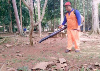 MUHAMMAD LUQMAN Hashim membersihkan kawasan Taman Botanikal Ayer Keroh, Melaka.