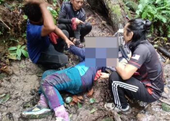 PENDAKI wanita yang cedera selepas tergelincir dan terjatuh ketika menuruni Puncak Gunung Korbu dekat Empangan Sultan Azlan Shah, Ulu Kinta, Ipoh hari ini. - UTUSAN/IHSAN JBPM