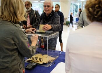 ORANG ramai mengundi di pusat pengundian di Hotel de Ville di Noumea, New Caledonia dalam pusingan kedua pilihan raya Parlimen Perancis, hari ini.- AFP