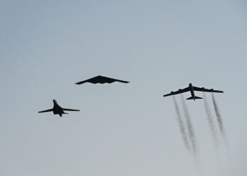 TENTERA Udara Amerika Syarikat (AS) menggunakan pesawat pengebom strategik B-52H, B-2 Spirit dan B-1B Lancer di bandar Kansas, Tampa, Florida. -AFP