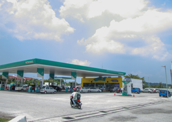 KERAJAAN Sarawak memberi tempoh tiga bulan sehingga Oktober ini kepada Petronas dalam segala aktiviti jual beli gas asli di Sarawak.