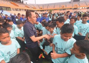 ZAINAL Abas menyantuni murid sekolah pada Karnival Penggalakan Sukan Kementerian Pendidikan-Felda di Stadium Tun Abdul Razak (STAR) Jengka, Maran, Pahang, semalam. – UTUSAN/SHAIKH AHMAD RAZIF