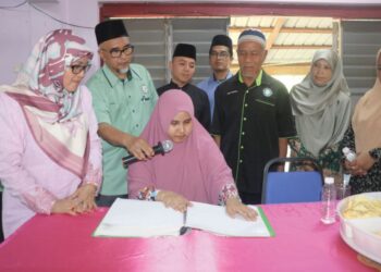 SABARIAH Saidan (kiri) memerhatikan Norhidayah Zainal yang merupakan orang kurang upaya (OKU) penglihatan membaca al-Quran menggunakan al-Quran Braille di Kampung Mambang Berulang, Mentakab, Pahang.
– UTUSAN/ SALEHUDIN
MAT RASAD