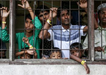 SEBAHAGIAN pelarian Rohingya yang ditempatkan di pusat perlindungan sementara imigresen Indonesia di Lhokseumawe, wilayah Aceh.- AFP