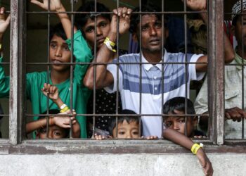 SEBAHAGIAN pelarian Rohingya yang ditempatkan di pusat perlindungan sementara imigresen Indonesia di Lhokseumawe, wilayah Aceh.- AFP