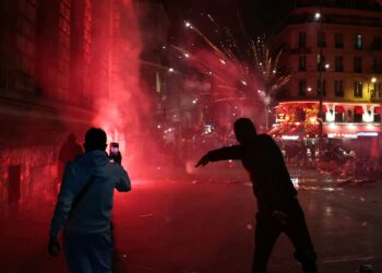 PENUNJUK perasaan memberi isyarat ketika pertempuran berlaku pada perhimpunan keputusan pusingan kedua pilihan raya Parlimen Perancis di Dataran Republique, Paris.- AFP