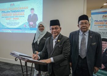 Mohd Na'im Mokhtar bersama Ketua Pengarah Jabatan Kemajuan Islam Malaysia, Datin Paduka Hakimah Mohd Yusoff (kiri) dan Timbalan Ketua Pengarah (Dasar) Jakim, Datuk Dr. Sirajuddin Suhaimee (kanan) ketika pelancaran Pelan Tindakan Agensi Agama Bagi Orang Kurang Upaya Muslim 2024-2028 di Kompleks Islam Putrajaya, hari ini. - UTUSAN/FAIZ ALIF ZUBIR