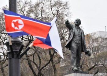 BENDERA Russia dan Korea Utara berkibar di jalan berhampiran monumen pengasas negara Soviet, Vladimir Lenin  semasa lawatan Kim Jong Un ke Vladivostok.- AGENSI