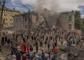 PASUKAN perubatan dan anggota kecemasan membersihkan sisa runtuhan di Hospital Kanak-Kanak Ohmatdyt di Kyiv, Ukraine. -AFP